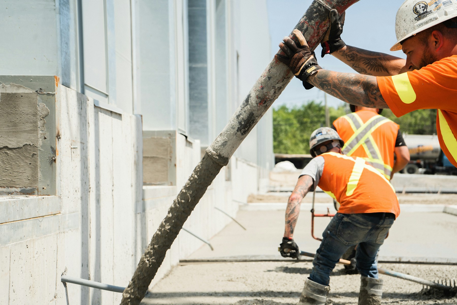 Équipe de chantier réalisant un ouvrage en béton